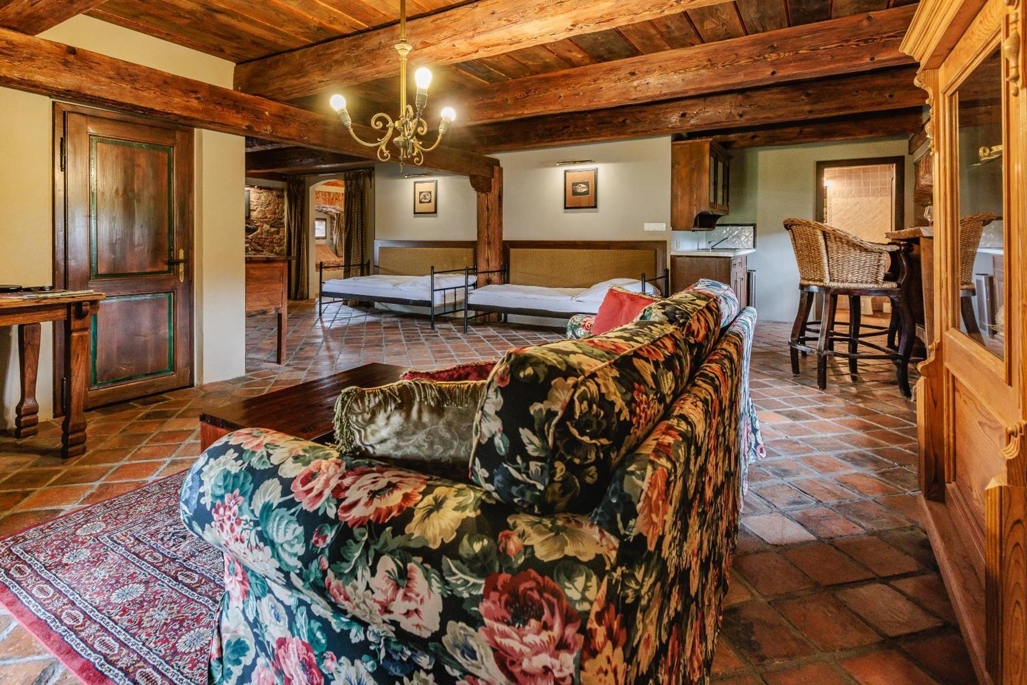 Barokni Spejchar Hotel Tlučná Kültér fotó